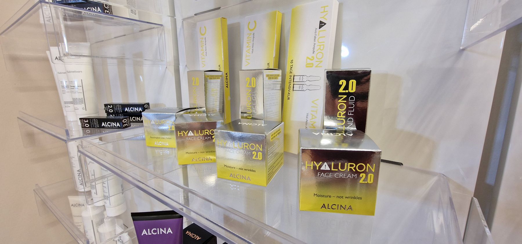 Krémy Alcina Hyaluron 2.0 a Vitamin C ve vitríně studia Studio S