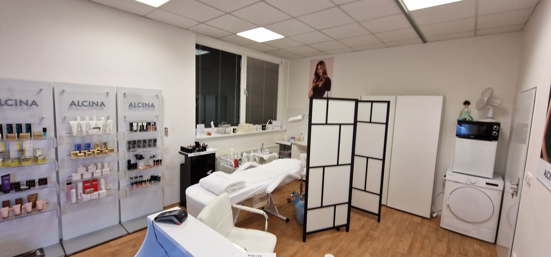 Regály s kosmetikou Alcina ve studiu Studio S Blansko